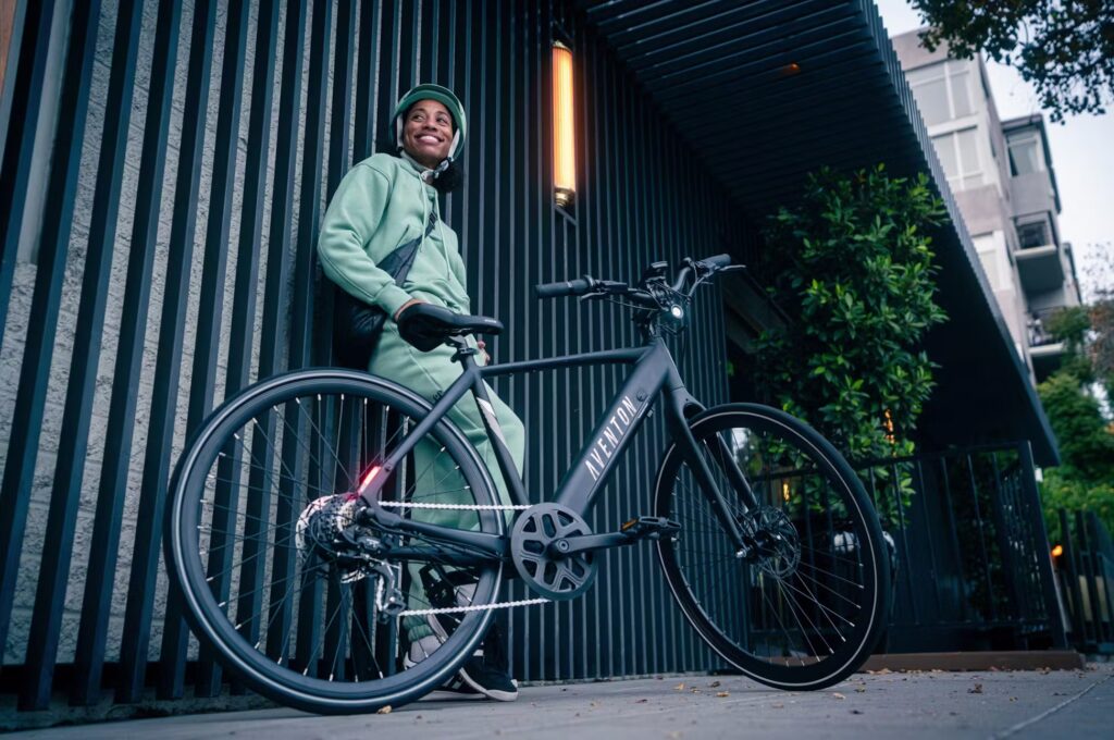 Aventon Soltera 2။5 Ebike ပါသော အမျိုးသမီးပုံ